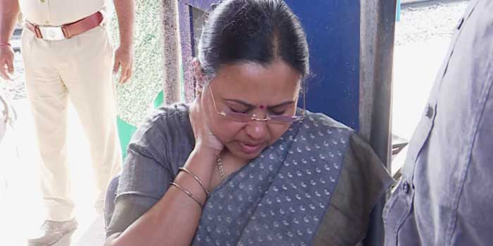 കണ്ണൂർ റെയിൽവേ സ്റ്റേഷനിൽ ടിക്കറ്റ് കൗണ്ടറിന് അടുത്തുവച്ച് വീണ ജോർജിനുനേരെ കയ്യേറ്റം, കഴുത്തിനും കൈയ്ക്കും പരുക്കേറ്റ മന്ത്രിയെ ജില്ലാ ആശുപത്രിയിൽ പ്രവേശിപ്പിച്ചു, ആക്രമണം കെഎസ്യു കരിങ്കൊടി സമരത്തിനിടെ