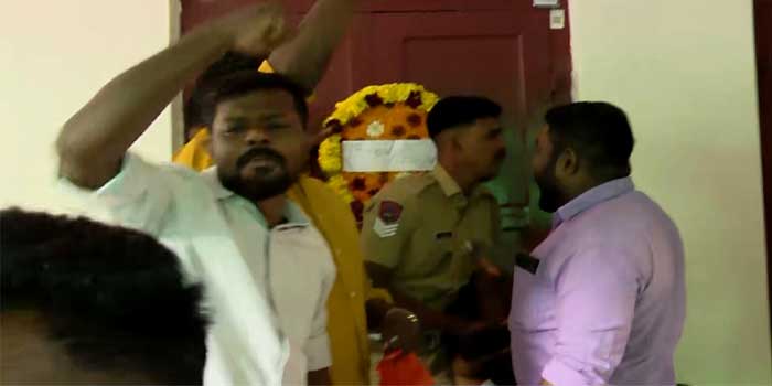 ‘കാലന്റെ ആരോഗ്യവകുപ്പായി മാറിക്കഴിഞ്ഞു… കേമത്തം ചമഞ്ഞ് ആരോഗ്യമന്ത്രി ആ സ്ഥാനത്ത് ഇരിക്കേണ്ടതില്ല, അഹങ്കാരവും ധിക്കാരവുമാണ് അവർ കാണിക്കുന്നത്, ഉത്തരവാദിത്വം ഏറ്റെടുത്ത് രാജിവെക്കണം’- യൂത്ത് കോൺ​ഗ്രസ്!! ആരോ​ഗ്യമന്ത്രിയുടെ വീടിനു മുന്നിൽ റീത്ത് വച്ചു, വീടിനു നേരെ ചീമുട്ടയെറിഞ്ഞ് പ്രതിഷേധം, ഡോ. ലളിതാംബികയ്ക്കെതിരെ കേസ്, കൂടുതൽ പേർ പ്രതികൾ?