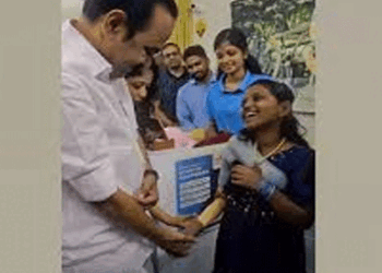 ‘അമ്മേ… ഇനി എനിക്ക് എഴുതാം, വരയ്ക്കാം’ തീരാ വേദനയാൽ കരഞ്ഞു കലങ്ങിയ വിനോദിയുടെ കണ്ണുകളിൽ ആനന്ദാശ്രു…നഷ്ടപ്പെട്ട കൈയുടെ സ്ഥാനത്ത് പുതു കൈ! പ്രതിപക്ഷ നേതാവ് വാക്ക് പാലിച്ചു