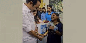 ‘അമ്മേ… ഇനി എനിക്ക് എഴുതാം, വരയ്ക്കാം’ തീരാ വേദനയാൽ കരഞ്ഞു കലങ്ങിയ വിനോദിയുടെ കണ്ണുകളിൽ ആനന്ദാശ്രു…നഷ്ടപ്പെട്ട കൈയുടെ സ്ഥാനത്ത് പുതു കൈ! പ്രതിപക്ഷ നേതാവ് വാക്ക് പാലിച്ചു