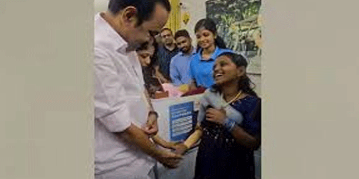 ‘അമ്മേ… ഇനി എനിക്ക് എഴുതാം, വരയ്ക്കാം’ തീരാ വേദനയാൽ കരഞ്ഞു കലങ്ങിയ വിനോദിയുടെ കണ്ണുകളിൽ ആനന്ദാശ്രു…നഷ്ടപ്പെട്ട കൈയുടെ സ്ഥാനത്ത് പുതു കൈ! പ്രതിപക്ഷ നേതാവ് വാക്ക് പാലിച്ചു