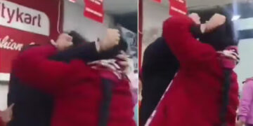 വാലന്റൈൻസ് ഡേ ഷോപ്പിങ്ങിനായി കാമുകിയുമൊത്ത് മാളിലെത്തി, പിന്തുടര്‍ന്നെത്തി ഭാര്യയും മകനും, പിന്നാലെ കൂട്ടത്തല്ല്, പരസ്പരം മുടി പിടിച്ച് വലിച്ച് യുവതികള്‍, അസഭ്യവര്‍ഷത്തിനിടെ സ്ഥലം വിട്ട് ഭര്‍ത്താവ്