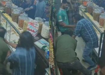 ‘പാലക്കാടുകാരൻ കൊച്ചിയിൽ വന്ന് വിളയണ്ട’!! സി​ഗരറ്റ് എടുത്തുകൊടുക്കാൻ വൈകിയതിന് ജീവനക്കാരന് ക്രൂരമർദനം, കടയ്ക്കുള്ളിൽ കയറിയ മൂന്നം​ഗ സംഘം യുവാവിനെ നിലത്തിട്ടു ചവിട്ടി, ഇടിച്ചു, പിന്നാലെ പൂരത്തെറി… മർദനമേറ്റ യുവാവിനെക്കൊണ്ടുതന്നെ സി​ഗരറ്റെടുപ്പിച്ച് വലിച്ച് മടക്കം, പ്രതികൾക്കായി അന്വേഷണം