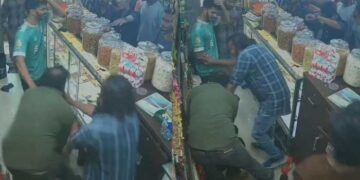 ‘പാലക്കാടുകാരൻ കൊച്ചിയിൽ വന്ന് വിളയണ്ട’!! സി​ഗരറ്റ് എടുത്തുകൊടുക്കാൻ വൈകിയതിന് ജീവനക്കാരന് ക്രൂരമർദനം, കടയ്ക്കുള്ളിൽ കയറിയ മൂന്നം​ഗ സംഘം യുവാവിനെ നിലത്തിട്ടു ചവിട്ടി, ഇടിച്ചു, പിന്നാലെ പൂരത്തെറി… മർദനമേറ്റ യുവാവിനെക്കൊണ്ടുതന്നെ സി​ഗരറ്റെടുപ്പിച്ച് വലിച്ച് മടക്കം, പ്രതികൾക്കായി അന്വേഷണം