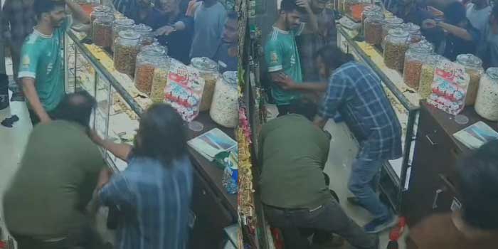 ‘പാലക്കാടുകാരൻ കൊച്ചിയിൽ വന്ന് വിളയണ്ട’!! സി​ഗരറ്റ് എടുത്തുകൊടുക്കാൻ വൈകിയതിന് ജീവനക്കാരന് ക്രൂരമർദനം, കടയ്ക്കുള്ളിൽ കയറിയ മൂന്നം​ഗ സംഘം യുവാവിനെ നിലത്തിട്ടു ചവിട്ടി, ഇടിച്ചു, പിന്നാലെ പൂരത്തെറി… മർദനമേറ്റ യുവാവിനെക്കൊണ്ടുതന്നെ സി​ഗരറ്റെടുപ്പിച്ച് വലിച്ച് മടക്കം, പ്രതികൾക്കായി അന്വേഷണം