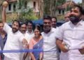 ‘ചാണ്ടിക്കുഞ്ഞേ, പ്രായം കൂടുകല്ലേ, ഒരു കല്യാണമൊക്കെ കഴിച്ചൂടെ…?’ കമെന്റ്!! ശരണംവിളിച്ച് തേങ്ങയുടച്ച് റോഡ് ഉദ്ഘാടനം, പിന്നാലെ പിറന്നാൾ കേക്ക് മുറിച്ച് ചാണ്ടി ഉമ്മൻ എംഎൽഎ
