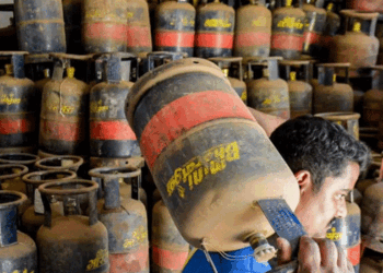 ഒരു വാണിജ്യ സിലിണ്ടർ എടുക്കാനുണ്ടോ? സിലിണ്ടർ വിലയ്ക്കൊപ്പം സൗജന്യ മൂന്നാർ ട്രിപ്പും!  ആലുവയിലെ സാ​ഗർ ഹോട്ടലിന്റെ ഉറപ്പ്