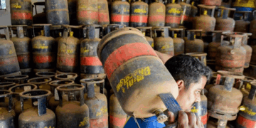 ഒരു വാണിജ്യ സിലിണ്ടർ എടുക്കാനുണ്ടോ? സിലിണ്ടർ വിലയ്ക്കൊപ്പം സൗജന്യ മൂന്നാർ ട്രിപ്പും!  ആലുവയിലെ സാ​ഗർ ഹോട്ടലിന്റെ ഉറപ്പ്