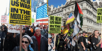 ട്രംപിനെതിരെ മുദ്രാവാക്യവുമായി തെരുവിലിറങ്ങി ജനങ്ങൾ;  ‘ആക്രമണ നടപടികളിൽ നിന്നും യുഎസ് പിന്മാറണം; ആക്രമണങ്ങൾക്ക് പണം ചെലവഴിക്കുന്നതിന്  അത് വിദ്യാഭ്യാസ മേഖലയിലോ ആഭ്യന്തര വളർച്ചയ്‌ക്കോ വിനിയോഗിക്കണം‘