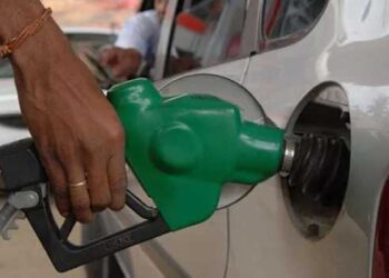 സർക്കാർ വാഹനമാണെന്നു പറഞ്ഞ് ഓസിനടിച്ചുകൊടുക്കുന്ന പണി നിർത്തി, ആദ്യം കുടിശിക അടയ്ക്ക് എന്നിട്ടാകാം എണ്ണയടി!! സർക്കാർ വാഹനങ്ങൾക്ക് എണ്ണയടിച്ച വകയിൽ പമ്പ് ഉടമകൾക്ക് കൊടുക്കാനുള്ളത് 1000 കോടി രൂപ, പോലീസ് വണ്ടിയുടെ മാത്രം കുടിശിക 300-400 കോടിയോളം രൂപ!! മുഖ്യമന്ത്രിക്കും, വിവിധ വകുപ്പുകൾക്കും കത്തയച്ച് പമ്പുടമകൾ