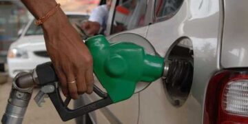 സർക്കാർ വാഹനമാണെന്നു പറഞ്ഞ് ഓസിനടിച്ചുകൊടുക്കുന്ന പണി നിർത്തി, ആദ്യം കുടിശിക അടയ്ക്ക് എന്നിട്ടാകാം എണ്ണയടി!! സർക്കാർ വാഹനങ്ങൾക്ക് എണ്ണയടിച്ച വകയിൽ പമ്പ് ഉടമകൾക്ക് കൊടുക്കാനുള്ളത് 1000 കോടി രൂപ, പോലീസ് വണ്ടിയുടെ മാത്രം കുടിശിക 300-400 കോടിയോളം രൂപ!! മുഖ്യമന്ത്രിക്കും, വിവിധ വകുപ്പുകൾക്കും കത്തയച്ച് പമ്പുടമകൾ