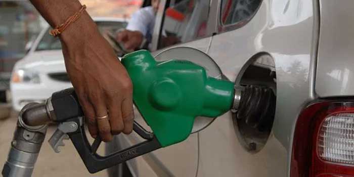 സർക്കാർ വാഹനമാണെന്നു പറഞ്ഞ് ഓസിനടിച്ചുകൊടുക്കുന്ന പണി നിർത്തി, ആദ്യം കുടിശിക അടയ്ക്ക് എന്നിട്ടാകാം എണ്ണയടി!! സർക്കാർ വാഹനങ്ങൾക്ക് എണ്ണയടിച്ച വകയിൽ പമ്പ് ഉടമകൾക്ക് കൊടുക്കാനുള്ളത് 1000 കോടി രൂപ, പോലീസ് വണ്ടിയുടെ മാത്രം കുടിശിക 300-400 കോടിയോളം രൂപ!! മുഖ്യമന്ത്രിക്കും, വിവിധ വകുപ്പുകൾക്കും കത്തയച്ച് പമ്പുടമകൾ