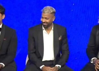 ആ കഥ ഞാൻ പറയാം.. ശരിക്കും നിന്റെ ഗെയിം പ്ലാൻ എന്താണ്?”- രാഹുൽ ദ്രാവിഡ്, ” അങ്ങനെയൊന്നുമില്ല സാർ, ആദ്യത്തെ പന്ത് എനിക്കാണ് കിട്ടുന്നതെങ്കിൽ, ആ ആദ്യ പന്ത് തന്നെ ഞാൻ അടിക്കും- വൈഭവ്!!  അവൻ പറഞ്ഞപോലെ ചെയ്തു…ഇവൻ ഏതോ വേറെ ലെവൽ വീഡിയോ ഗെയിം ആണല്ലോ കളിക്കുന്നത് എന്നാണ് അന്ന് ഞങ്ങൾ ചിന്തിച്ചത്”- ഐപിഎല്ലിലെ വൈഭവിന്റെ അരങ്ങേറ്റം വിവരിച്ച് സഞ്ജു