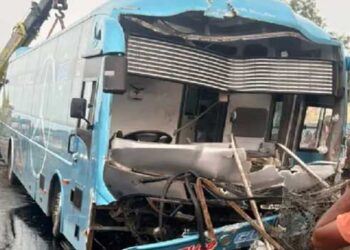 ഡ്രൈവർ ഉറങ്ങിപ്പോയി? കോഴിക്കോടുനിന്ന് ബെംഗളൂരുവിലേക്ക് പോവുകയായിരുന്ന ബസ് ഡിവൈഡറിൽ ഇടിച്ചുകയറി മറിഞ്ഞു, നാല് മലയാളികൾക്ക് ദാരുണാന്ത്യം, രണ്ടുപേർക്ക് പരുക്ക്