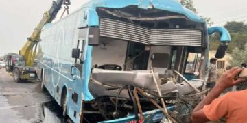 ഡ്രൈവർ ഉറങ്ങിപ്പോയി? കോഴിക്കോടുനിന്ന് ബെംഗളൂരുവിലേക്ക് പോവുകയായിരുന്ന ബസ് ഡിവൈഡറിൽ ഇടിച്ചുകയറി മറിഞ്ഞു, നാല് മലയാളികൾക്ക് ദാരുണാന്ത്യം, രണ്ടുപേർക്ക് പരുക്ക്