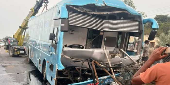 ഡ്രൈവർ ഉറങ്ങിപ്പോയി? കോഴിക്കോടുനിന്ന് ബെംഗളൂരുവിലേക്ക് പോവുകയായിരുന്ന ബസ് ഡിവൈഡറിൽ ഇടിച്ചുകയറി മറിഞ്ഞു, നാല് മലയാളികൾക്ക് ദാരുണാന്ത്യം, രണ്ടുപേർക്ക് പരുക്ക്