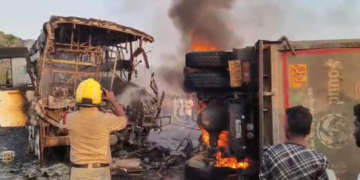 സ്വകാര്യ ബസ് ടിപ്പർ ലോറിയുമായി കൂട്ടിയിടിച്ച്  തീപിടിച്ചു, 12 പേര്‍ക്ക് ദാരുണാന്ത്യം, നിരവധി പേരുടെ നില അതീവ ഗുരുതരം, മരണസംഖ്യ ഉയരാന്‍ സാധ്യത