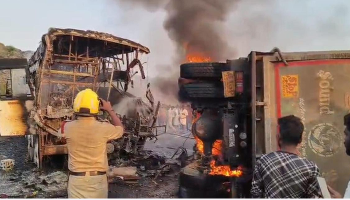 സ്വകാര്യ ബസ് ടിപ്പർ ലോറിയുമായി കൂട്ടിയിടിച്ച് തീപിടിച്ചു, 12 പേര്ക്ക് ദാരുണാന്ത്യം, നിരവധി പേരുടെ നില അതീവ ഗുരുതരം, മരണസംഖ്യ ഉയരാന് സാധ്യത