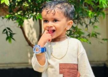 മുത്തച്ഛൻ പിക്കപ്പ് വാനുമായി പോകുന്നതിനിടെ ഓടി വന്ന കുട്ടി പിൻചക്രത്തിനടിയിൽ കുടുങ്ങി, ഇതറിയാതെ വണ്ടി മുന്നോട്ടെടുക്കാൻ ശ്രമിക്കുന്നതിനിടെ മൂന്നുവയസുകാരന് ദാരുണാന്ത്യം