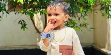 മുത്തച്ഛൻ പിക്കപ്പ് വാനുമായി പോകുന്നതിനിടെ ഓടി വന്ന കുട്ടി പിൻചക്രത്തിനടിയിൽ കുടുങ്ങി, ഇതറിയാതെ വണ്ടി മുന്നോട്ടെടുക്കാൻ ശ്രമിക്കുന്നതിനിടെ മൂന്നുവയസുകാരന് ദാരുണാന്ത്യം