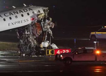 ലാൻഡിങ്ങിനിടെ എയർ കാനഡയുടെ വിമാനം റൺവേയിലുണ്ടായിരുന്ന ട്രക്കുമായി കൂട്ടിയിടിച്ച് അപകടം, വിമാനത്തിൽ നൂറോളം യാത്രക്കാർ, ട്രക്കിലുണ്ടായിരുന്ന നാല് പേർക്ക് ​ഗുരുതര പരുക്ക്- ദൃശ്യങ്ങൾ പുറത്ത്
