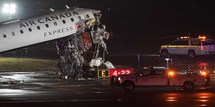 ലാൻഡിങ്ങിനിടെ എയർ കാനഡയുടെ വിമാനം റൺവേയിലുണ്ടായിരുന്ന ട്രക്കുമായി കൂട്ടിയിടിച്ച് അപകടം, വിമാനത്തിൽ നൂറോളം യാത്രക്കാർ, ട്രക്കിലുണ്ടായിരുന്ന നാല് പേർക്ക് ​ഗുരുതര പരുക്ക്- ദൃശ്യങ്ങൾ പുറത്ത്