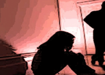 പീഡനത്തിനിരയായ 23-കാരിയോടും കുടുംബത്തോടും പോലീസിന്റെ അപമര്യാദ; അതിജീവിത കുഴഞ്ഞുവീണു; “ഒരമ്മയുടെ മുന്നിലിരുത്തി ഒരു പെൺകുട്ടിയോട് ചോദിക്കേണ്ട ചോദ്യമല്ല ആ സാറ് എന്റെ മോളോട് ചോദിച്ചത്”