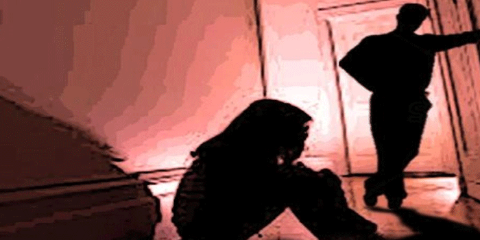 പീഡനത്തിനിരയായ 23-കാരിയോടും കുടുംബത്തോടും പോലീസിന്റെ അപമര്യാദ; അതിജീവിത കുഴഞ്ഞുവീണു; “ഒരമ്മയുടെ മുന്നിലിരുത്തി ഒരു പെൺകുട്ടിയോട് ചോദിക്കേണ്ട ചോദ്യമല്ല ആ സാറ് എന്റെ മോളോട് ചോദിച്ചത്”