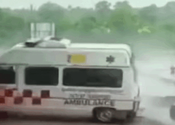 സംസ്ക്കാരിക്കാനായി കൊണ്ടുപോയ ‘മൃതദേഹം‘ ആംബുലൻസ് ഹമ്പ് കയറിയപ്പോൾ സംസാരിച്ചു; പിന്നെ ആ യാത്ര ആശുപത്രിയിലേയ്ക്ക്