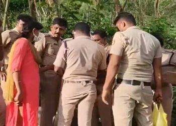 ആളുകേറാമലയിൽ കൈകാലുകൾ ചങ്ങലയിൽ ബന്ധിച്ച നിലയിൽ മൃതദേഹം കണ്ടെത്തിയ സംഭവത്തിൽ ലുക്കൗട്ട് നോട്ടീസ് അടിച്ചിറക്കി പോലീസ് അരിച്ചുപെറുക്കി അന്വേഷിച്ചത് കൊല്ലപ്പെട്ടയാളെത്തന്നെ… ഡിഎൽഎ പരിശോധനയിൽ മരിച്ചത് നൂറനാട് സ്വദേശി അനിൽകുമാറെന്ന് സ്ഥിരീകരണം