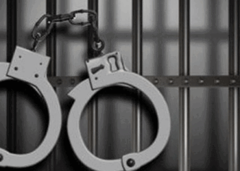 യാത്രയ്ക്കിടെ സൗഹൃദം നടിച്ച് കഴിക്കാൻ ബിസ്കറ്റ് നല്കി; സ്വർണവും ലാപ്ടോപ്പുമടക്കം രണ്ട് ലക്ഷം രൂപയുടെ ബാ​ഗ് കവർച്ചചെയ്ത മൂന്ന് പേർ പിടിയിൽ