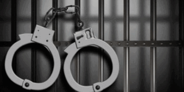 യാത്രയ്ക്കിടെ സൗഹൃദം നടിച്ച് കഴിക്കാൻ ബിസ്കറ്റ് നല്കി; സ്വർണവും ലാപ്ടോപ്പുമടക്കം രണ്ട് ലക്ഷം രൂപയുടെ ബാ​ഗ് കവർച്ചചെയ്ത മൂന്ന് പേർ പിടിയിൽ