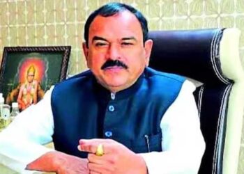 സമൂഹത്തിലെ ഉന്നതന്മാരുമായി അടുത്ത ബന്ധം, മിർഗാവിൽ സ്വന്തമായി ‘ഇശാന്യേശ്വർ ക്ഷേത്രവും’ആഡംബര റിസോർട്ടും!! നേവി ഉദ്യോ​ഗസ്ഥനായ ജ്യോത്സ്യൻ ആത്മീയതയുടെ മറവിൽ പീഡിപ്പിച്ചത് 58 സ്ത്രീകളെ, പീഡനം പൂജയ്ക്കെത്തുന്ന സ്തീകളെ മയക്കുമരുന്ന് കുത്തിവച്ച് ഹിപ്നോട്ടൈസ് ചെയ്ത്, അശോക് ഖറാത്ത് അറസ്റ്റിൽ, റെയ്ഡിൽ തോക്കും വെടിയുണ്ടകളും കണ്ടെത്തി