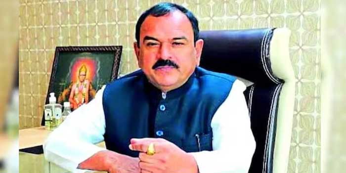 സമൂഹത്തിലെ ഉന്നതന്മാരുമായി അടുത്ത ബന്ധം, മിർഗാവിൽ സ്വന്തമായി ‘ഇശാന്യേശ്വർ ക്ഷേത്രവും’ആഡംബര റിസോർട്ടും!! നേവി ഉദ്യോ​ഗസ്ഥനായ ജ്യോത്സ്യൻ ആത്മീയതയുടെ മറവിൽ പീഡിപ്പിച്ചത് 58 സ്ത്രീകളെ, പീഡനം പൂജയ്ക്കെത്തുന്ന സ്തീകളെ മയക്കുമരുന്ന് കുത്തിവച്ച് ഹിപ്നോട്ടൈസ് ചെയ്ത്, ജ്യോതിഷി അശോക് ഖറാത്ത് അറസ്റ്റിൽ, റെയ്ഡിൽ തോക്കും വെടിയുണ്ടകളും കണ്ടെത്തി