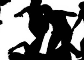 ഓട്ടോയില്‍ നിന്ന് റോഡിലൂടെ പോകുന്ന സ്ത്രീയുടെ ദേഹത്ത് മൂത്രമൊഴിച്ചു, മദ്യലഹരിയിലായിരുന്ന 30കാരനെ നാട്ടുകാര്‍ തല്ലിക്കൊന്നു