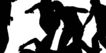 ഓട്ടോയില്‍ നിന്ന് റോഡിലൂടെ പോകുന്ന സ്ത്രീയുടെ ദേഹത്ത് മൂത്രമൊഴിച്ചു, മദ്യലഹരിയിലായിരുന്ന 30കാരനെ നാട്ടുകാര്‍ തല്ലിക്കൊന്നു