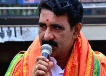 ഇപ്പോഴാണ് സുരേഷ് ഗോപി പറഞ്ഞ ആ ‘മറ്റേ മോനെ’… വിളിയുടെ അർത്ഥം വ്യക്തമായത്… സ്വന്തം ഭാര്യയെ വട്ടായി ചിത്രീകരിച്ച് അപമാനിക്കുന്ന ഭർത്താവ് മന്ത്രിയെ ചീഞ്ഞ കോഴിമുട്ട കൊണ്ട് അഭിഷേകം നടത്തി വേണം പ്രതികരിക്കാൻ!! മന്ത്രിക്കസേരയിലും നിയമസഭയിലും ഇരിക്കേണ്ടത് മാന്യന്മാരാണ്, അല്ലാതെ അല്ലാതെ കോഴിയും താറാവും ഒന്നും അല്ല- ബി. ഗോപാലകൃഷ്ണൻ