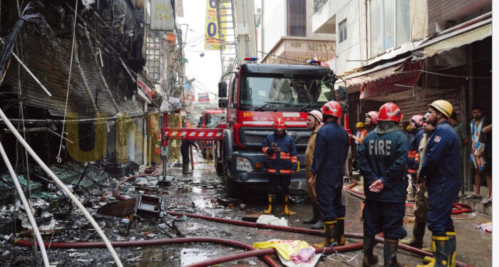 ചാർജ് ചെയ്യുന്നതിനിടെ ഇലക്ട്രിക് വാഹനം പൊട്ടിത്തെറിച്ചു, വീട്ടില്‍ സൂക്ഷിച്ച 10 ഗ്യാസ് സിലിണ്ടറുകളിലേക്ക് തീ പടര്‍ന്ന് കൂട്ട പൊട്ടിത്തെറി, 12 വയസ്സുകാരിയുൾപ്പെടെ  ഒരു കുടുംബത്തിലെ ഏഴ് പേർക്ക് ദാരുണാന്ത്യം