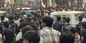 ഒരു രൂപയുടെ നോട്ടുമായി വന്നാല്‍ ഒരു ഷൂ ഫ്രീ… പുലര്‍ച്ചെ മൂന്ന് മണി മുതല്‍ കടയ്ക്ക് മുന്നില്‍  വന്‍ ആള്‍ക്കൂട്ടം, ഒടുവില്‍ തിക്കും തിരക്കും ലാത്തിച്ചാര്‍ജും,  ഓഫര്‍ കൊടുത്ത് അങ്കലാപ്പിലായി കടയുടമകള്‍