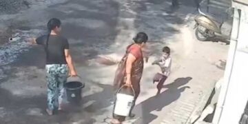 ഹോളി ആഘോഷത്തിനിടെ നാലു വയസുകാരൻ തെറിപ്പിച്ച ചായം മുത്തശ്ശിയുടെ ദേഹത്തേക്ക് വീണു, കുട്ടിയുടെ തലവഴി ചൂടുവെള്ളം ഒഴിച്ച് മുത്തശ്ശിയുടെ ക്രൂരത, കുഞ്ഞിന്റെ ശരീരത്തിൽ 45% പൊള്ളൽ, അരയ്ക്ക് താഴേക്ക് ഗുരുതരമായി പൊള്ളലേറ്റു- വീഡിയോ