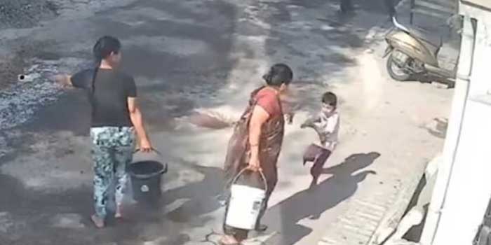 ഹോളി ആഘോഷത്തിനിടെ നാലു വയസുകാരൻ തെറിപ്പിച്ച ചായം മുത്തശ്ശിയുടെ ദേഹത്തേക്ക് വീണു, കുട്ടിയുടെ തലവഴി ചൂടുവെള്ളം ഒഴിച്ച് മുത്തശ്ശിയുടെ ക്രൂരത, കുഞ്ഞിന്റെ ശരീരത്തിൽ 45% പൊള്ളൽ, അരയ്ക്ക് താഴേക്ക് ഗുരുതരമായി പൊള്ളലേറ്റു- വീഡിയോ