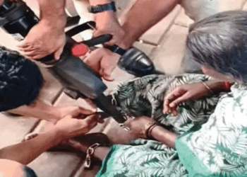 വഴിയരികിൽ ചങ്ങലയിൽ ബന്ധിച്ച നിലയിൽ സ്ത്രീയെ കണ്ടെത്തി; ‘ഭാര്യയുടെ അമിത മദ്യപാനത്താൽ പൊറുതിമുട്ടി താൻ തന്നെയാണ് പൂട്ടിയിട്ടതെന്ന്‘ ഭർത്താവ്