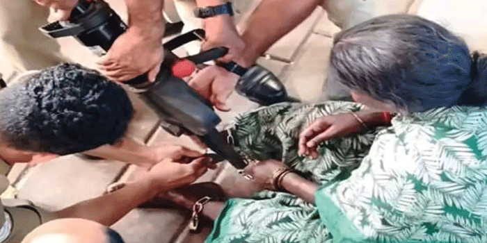 വഴിയരികിൽ ചങ്ങലയിൽ ബന്ധിച്ച നിലയിൽ സ്ത്രീയെ കണ്ടെത്തി; ‘ഭാര്യയുടെ അമിത മദ്യപാനത്താൽ പൊറുതിമുട്ടി താൻ തന്നെയാണ് പൂട്ടിയിട്ടതെന്ന്‘ ഭർത്താവ്