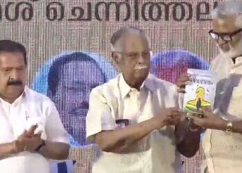 അഞ്ചു പതിറ്റാണ്ടിനിടെ പൊതുജീവിതത്തിൽ കണ്ടുമുട്ടിയ വ്യക്തികളുടെ സംഘർഷങ്ങളും വേദനകളും അനുഭവങ്ങളും എഴുത്തിനെ സ്വാധീനിച്ചു- ചെന്നിത്തല!! ആസന്ന ഭാവിയിൽ ചെന്നിത്തലയ്ക്ക് എല്ലാ സൗഭാഗ്യങ്ങളും ഉണ്ടാകട്ടെ- ടി പത്മനാഭൻ… നോവൽ ‘നി​യോ​ഗം’ സംവിധായകൻ ബ്ലെസിക്കു നൽകി പ്രകാശനം ചെയ്തു