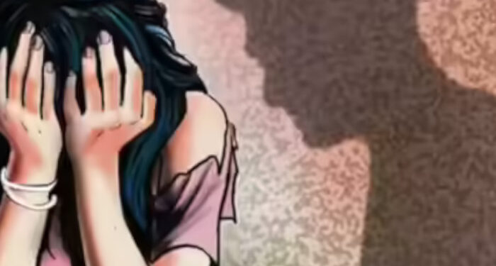 നാലരവയസുകാരിയെ ശ്വാസം മുട്ടിച്ച് കൊലപ്പെടുത്തി, പിന്നാലെ മുഖം കല്ലുകൊണ്ട് ഇടിച്ച് വികൃതമാക്കി, മൃതദേഹം വിവസ്ത്രമായ നിലയില്, പ്രതികള്ക്കായി അന്വേഷണം ശക്തമാക്കി പൊലീസ്