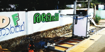 ചുവരെഴുതാൻ ഇനി ആളെ തപ്പി നടക്കേണ്ട; ഏതു നിറത്തിലും ഭാഷയിലും എഴുതി തരാൻ ‘ചുവർബോട്ട്’ റോബോർട്ട് റെഡി!