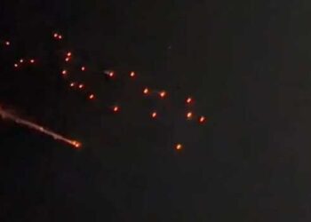 ‘തൊടുക്കുമ്പോളൊന്ന്, പതിക്കുമ്പോൾ 20’, ഇസ്രയേലിലേക്ക് ബാലിസ്റ്റിക് മിസൈൽ ആക്രമണം, കിലോമീറ്ററുകൾ ദൂരം കനത്ത നാശം വിതയ്ക്കാൻ സാധിക്കുന്ന ക്ലസ്റ്റർ ബോംബുകൾ വിക്ഷേപിച്ച് ഇറാൻ, ശനിയാഴ്ച മുതൽ തൊടുത്തുവിട്ടത് 5 ക്ലസ്റ്റർ ബോംബുകൾ!!പിന്നിൽ ചൈനയോ? റഷ്യയോ?- സംശയിച്ച് ഇസ്രയേൽ-Video