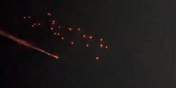 ‘തൊടുക്കുമ്പോളൊന്ന്, പതിക്കുമ്പോൾ 20’, പശ്ചിമേഷ്യയിൽ യുദ്ധത്തിന്റെ ​ഗതിമാറുന്നു… ഇസ്രയേലിലേക്ക് ബാലിസ്റ്റിക് മിസൈൽ ആക്രമണം, കിലോമീറ്ററുകൾ ദൂരം കനത്ത നാശം വിതയ്ക്കാൻ സാധിക്കുന്ന ക്ലസ്റ്റർ ബോംബുകൾ വിക്ഷേപിച്ച് ഇറാൻ, ശനിയാഴ്ച മുതൽ തൊടുത്തുവിട്ടത് 5 ക്ലസ്റ്റർ ബോംബുകൾ!!പിന്നിൽ ചൈനയോ? റഷ്യയോ?- സംശയിച്ച് ഇസ്രയേൽ-Video