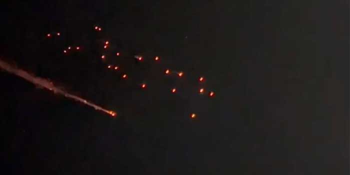 ‘തൊടുക്കുമ്പോളൊന്ന്, പതിക്കുമ്പോൾ 20’, പശ്ചിമേഷ്യയിൽ യുദ്ധത്തിന്റെ ​ഗതിമാറുന്നു… ഇസ്രയേലിലേക്ക് ബാലിസ്റ്റിക് മിസൈൽ ആക്രമണം, കിലോമീറ്ററുകൾ ദൂരം കനത്ത നാശം വിതയ്ക്കാൻ സാധിക്കുന്ന ക്ലസ്റ്റർ ബോംബുകൾ വിക്ഷേപിച്ച് ഇറാൻ, ശനിയാഴ്ച മുതൽ തൊടുത്തുവിട്ടത് 5 ക്ലസ്റ്റർ ബോംബുകൾ!!പിന്നിൽ ചൈനയോ? റഷ്യയോ?- സംശയിച്ച് ഇസ്രയേൽ-Video