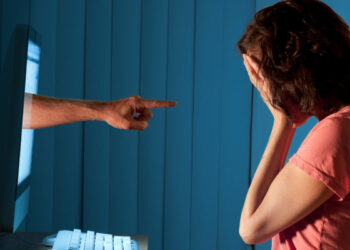 മദ്രസയിൽ പോയിട്ടും തലമറക്കാൻ അറിയില്ല, കഴുത്തും മുടിയും കാണുന്നല്ലോ…  മതം പറഞ്ഞതുപോലെ ജീവിക്കാൻ പഠിക്ക്‌, ഇല്ലെങ്കില്‍ നരകത്തിൽ പോകും, യൂത്ത് ലീഗ് നേതാവിന്റെ മകള്‍ക്കുനേരെ സൈബര്‍ ആക്രമണം